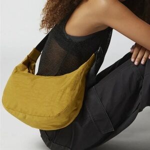 NWOT BAGGU MEDIUM NYLON CRESCENT BAG IN COLOR CAMEL